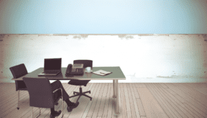 {"text":"***Conteúdo elaborado carinhosamente pela nossa equipe editorialNos últimos anos, o marketing de conteúdo passou por transformações incríveis, impulsionadas pela evolução da tecnologia e pelo comportamento do consumidor. Com a ascensão das mídias sociais, práticas de SEO e novas plataformas digitais, as marcas precisam estar atentas às inovações que podem ajudar a engajar ainda mais seu público-alvo. Neste artigo, exploraremos estratégias inovadoras e práticas do marketing de conteúdo, além de dicas práticas para potencializar seu alcance, engajamento e conversões.nnO que é Marketing de Conteúdo?nnO marketing de conteúdo é uma estratégia que envolve a criação e compartilhamento de conteúdo relevante para atrair e engajar um público específico. O objetivo é construir relacionamentos e, eventualmente, impulsionar ações rentáveis por parte dos consumidores. Esse tipo de marketing pode incluir blogs, vídeos, infográficos, e-books, podcasts e muito mais.nnPor que o Marketing de Conteúdo é Importante?nnEstudos mostram que o marketing de conteúdo gera três vezes mais leads do que o marketing tradicional e custa 62% menos. Além disso, o marketing de conteúdo ajuda a estabelecer a autoridade da marca, aumenta a visibilidade nos mecanismos de busca e melhora o engajamento nas redes sociais.nnQuais são as Estratégias Inovadoras para o Marketing de Conteúdo?nnPara se destacar em um mercado tão competitivo, é vital adotar estratégias inovadoras. Aqui estão algumas das mais eficazes:nn1. StorytellingnnContar histórias que ressoem com o público pode criar conexões emocionais profundas. Ao invés de simplesmente vender produtos ou serviços, compartilhar experiências, desafios e conquistas ajuda a humanizar sua marca.nn2. Conteúdo InterativonnO conteúdo interativo, como quizzes, enquetes e calculadoras, pode aumentar significativamente o engajamento. As pessoas amam se envolver ativamente com o conteúdo, e isso pode resultar em compartilhamentos e mais exposição.nn3. Vídeos ao VivonnAs transmissões ao vivo têm ganhado popularidade e podem gerar muito engajamento. Seja uma sessão de perguntas e respostas ou um tutorial, os vídeos ao vivo proporcionam uma interação em tempo real com a audiência.nn4. PodcastsnnO formato de podcast está crescendo rapidamente. Criar um podcast sobre temas relevantes para seu público pode ajudar a estabelecer sua marca como uma autoridade no nicho e atrair novos clientes.nnComo o SEO Pode Potencializar Seu Marketing de Conteúdo?nnSEO (Search Engine Optimization) é crucial para garantir que seu conteúdo seja encontrado. Aqui estão algumas práticas essenciais:nn1. Pesquisa de Palavras-ChavennIdentificar palavras-chave relevantes é o primeiro passo para otimizar seu conteúdo. Use ferramentas como Google Keyword Planner ou SEMrush para encontrar termos que seu público-alvo está buscando.nn2. Otimização On-PagennCertifique-se de que suas palavras-chave estão inseridas de forma natural em títulos, subtítulos, meta descrições e no corpo do texto. Além disso, utilize links internos e externos para melhorar a relevância do seu conteúdo.nn3. Conteúdo de QualidadennO Google prioriza conteúdo de qualidade. Certifique-se de que seu material seja informativo, bem escrito e relevante. Além disso, mantenha seu site sempre atualizado.nn4. Velocidade do SitennA velocidade do seu site pode impactar diretamente na experiência do usuário e nas classificações do Google. Use ferramentas como Google PageSpeed Insights para verificar e melhorar a velocidade do seu site.nnQuais São as Melhores Práticas de Tráfego Pago?nnInvestir em tráfego pago pode ser uma forma eficaz de aumentar a visibilidade do seu conteúdo. Aqui estão algumas dicas:nn1. Facebook Ads e Google AdsnnAmbas as plataformas são poderosas para direcionar tráfego qualificado para seu site. Teste diferentes segmentos de público e formatos de anúncios para ver o que funciona melhor.nn2. RemarketingnnUtilize campanhas de remarketing para alcançar pessoas que já visitaram seu site. Isso ajuda a mantê-las engajadas e incentivar conversões.nn3. Teste A/BnnRealize testes A/B em seus anúncios para determinar quais elementos funcionam melhor. Isso pode incluir chamadas para ação (CTAs), imagens e mensagens.nnComo o Email Marketing Pode Complementar sua Estratégia?nnO email marketing é uma ferramenta poderosa para nutrir leads e manter seu público informado. Veja algumas dicas:nn1. Segmentação de ListannDivida sua lista de email em segmentos com base em interesses, comportamento e demografia. Isso permite enviar mensagens mais personalizadas e relevantes.nn2. Envio de Conteúdo ValiosonnOfereça conteúdo de valor em seus emails, como guias, e-books ou informações exclusivas. Isso mantém sua lista engajada e impulsiona a taxa de abertura.nn3. AutomaçãonnUtilize ferramentas de automação para enviar emails em momentos estratégicos, como após a conversão ou quando um cliente abandona um carrinho de compras.nnQuais São as Tendências Futuras do Marketing de Conteúdo?nnÀ medida que o cenário do marketing digital continua a evoluir, algumas tendências ganham destaque:nn1. Conteúdo Gerado pelo UsuárionnAs marcas estão cada vez mais utilizando conteúdo gerado pelo usuário para construir confiança e autenticidade. Incentive seus clientes a compartilhar suas experiências com sua marca.nn2. PersonalizaçãonnA personalização é mais do que apenas usar o nome do cliente; é oferecer experiências de conteúdo únicas com base no comportamento e nas preferências do usuário.nn3. Realidade Aumentada (RA) e Realidade Virtual (RV)nnEssas tecnologias estão começando a ser utilizadas para criar experiências imersivas de marketing de conteúdo. Pense em como sua marca pode se beneficiar da RA ou RV.nnQuais Ferramentas Podem Ajudar no Marketing de Conteúdo?nnExistem várias ferramentas disponíveis para auxiliar na criação e gestão de marketing de conteúdo:nnn Google Analytics: Para rastrear o desempenho do seu conteúdo e entender seu público.n Canva: Uma ferramenta de design acessível que pode ajudar a criar visuais atraentes para seu conteúdo.n BuzzSumo: Para analisar que tipo de conteúdo está em alta e explorar ideias para o seu próprio conteúdo.n Hootsuite: Para agendar e gerenciar postagens em diferentes plataformas de mídia social.nnnComo Medir o Sucesso do seu Marketing de Conteúdo?nnMedir efetivamente o sucesso de suas estratégias de conteúdo é fundamental. Aqui estão algumas métricas-chave a se observar:nn1. Tráfego do SitennMonitore quantos visitantes estão acessando seu conteúdo e de onde eles vêm.nn2. Taxa de EngajamentonnAcompanhe as interações, como comentários e compartilhamentos, para entender o quanto seu público se envolve com seu conteúdo.nn3. Geração de LeadsnnQuantos leads estão sendo gerados através de seu conteúdo? Monitore o número de conversões e as fontes delas.nn4. Retorno sobre Investimento (ROI)nnMeça o ROI do seu marketing de conteúdo para entender o valor que ele está trazendo para seu negócio em comparação com os custos envolvidos.nnO marketing de conteúdo é uma prática dinâmica que exige adaptação e inovação constante. Ao implementar as estratégias discutidas neste artigo, você não apenas melhorará seu engajamento, mas também construirá uma base sólida para o crescimento e sucesso a longo prazo de sua marca."}